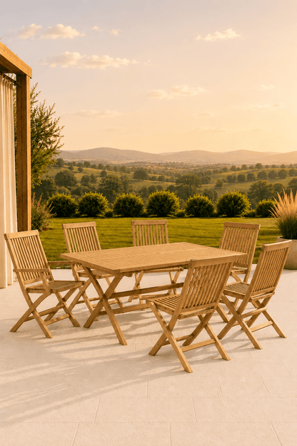 Massief teakhouten tuinset met rechthoekige tafel twee armstoelen en vier eetstoelen op een terras met uitzicht over een groen landschap
