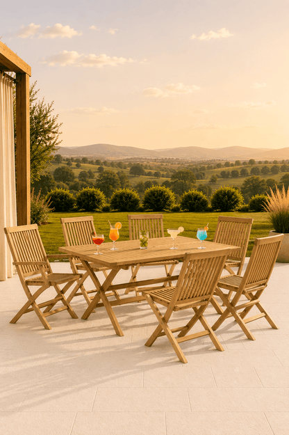 Teakhouten tuinset met rechthoekige tafel twee armstoelen vier eetstoelen en drankjes op een terras met uitzicht over een groene vallei
