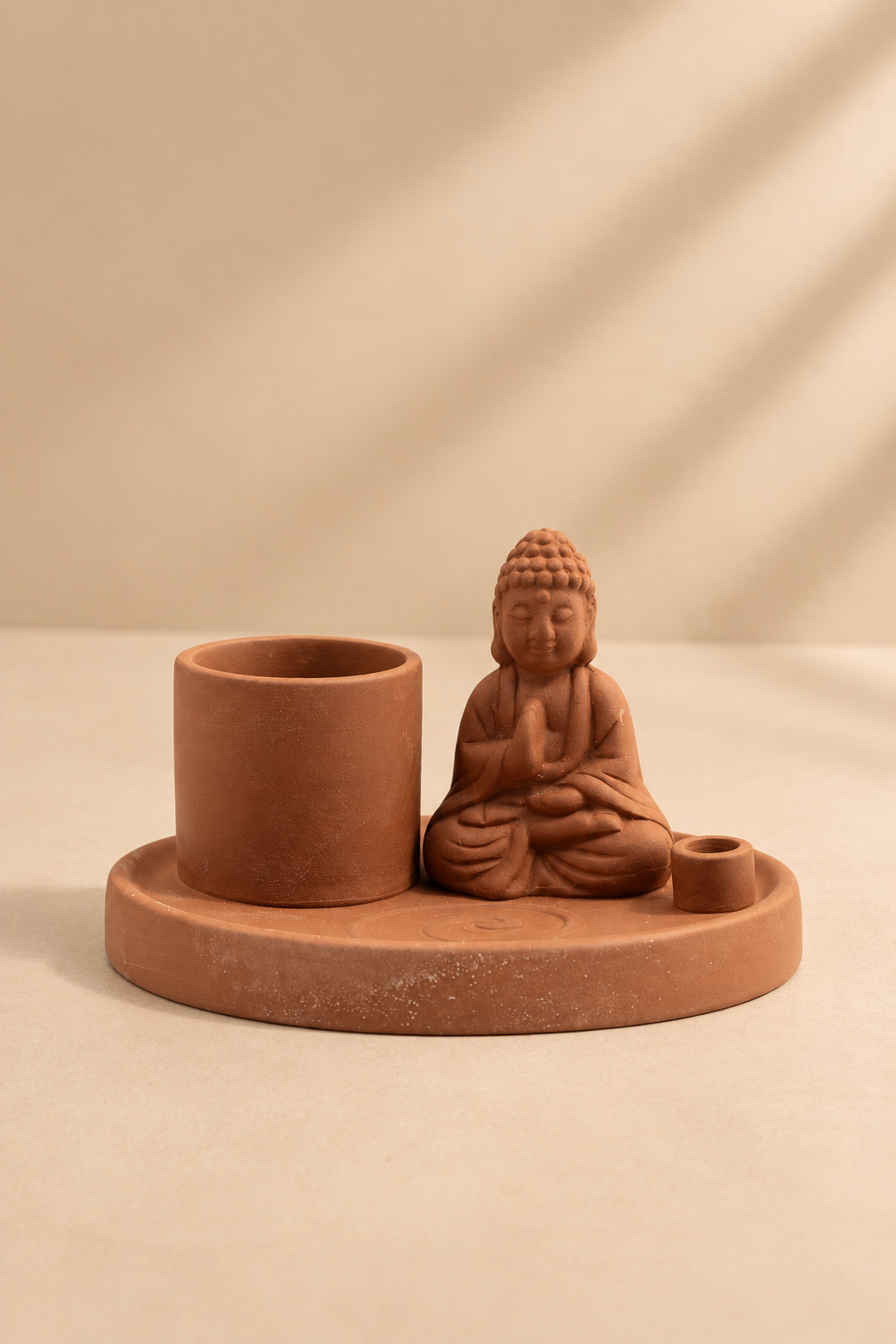 Terracotta Boeddha wierookhouder met rond opvangplateau en houders voor wierookstokjes en kegels op warme beige achtergrond