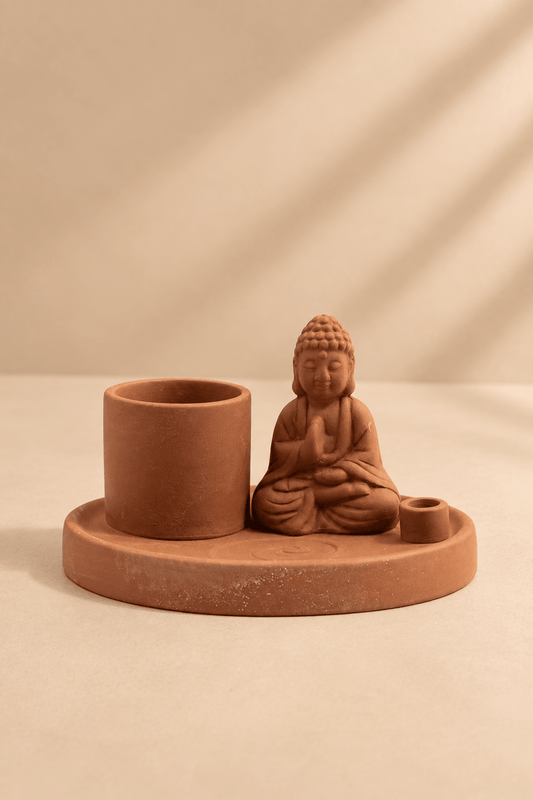 Terracotta Boeddha wierookhouder met rond opvangplateau en houders voor wierookstokjes en kegels op warme beige achtergrond