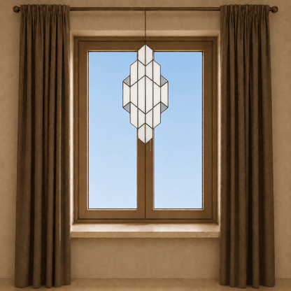 Tiffany raamhanger met geometrisch witkleurig, grijskleurig en transparantkleurig glas-in-lood voor raam