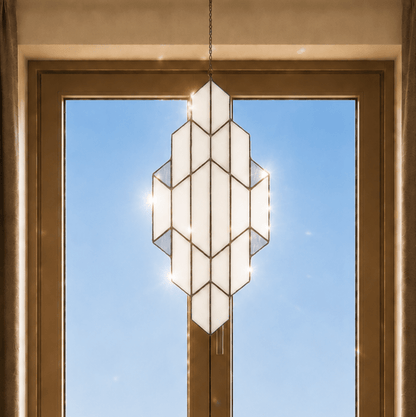 Detail van Tiffany raamhanger met witkleurige, grijskleurige en transparantkleurige glasvlakken en donkere contourlijnen