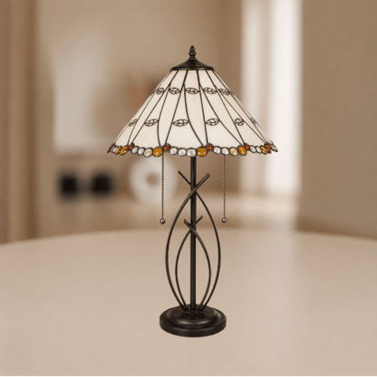 Tiffany tafellamp met brede beigekleurige glas-in-loodkap en sierlijk donker metalen onderstel