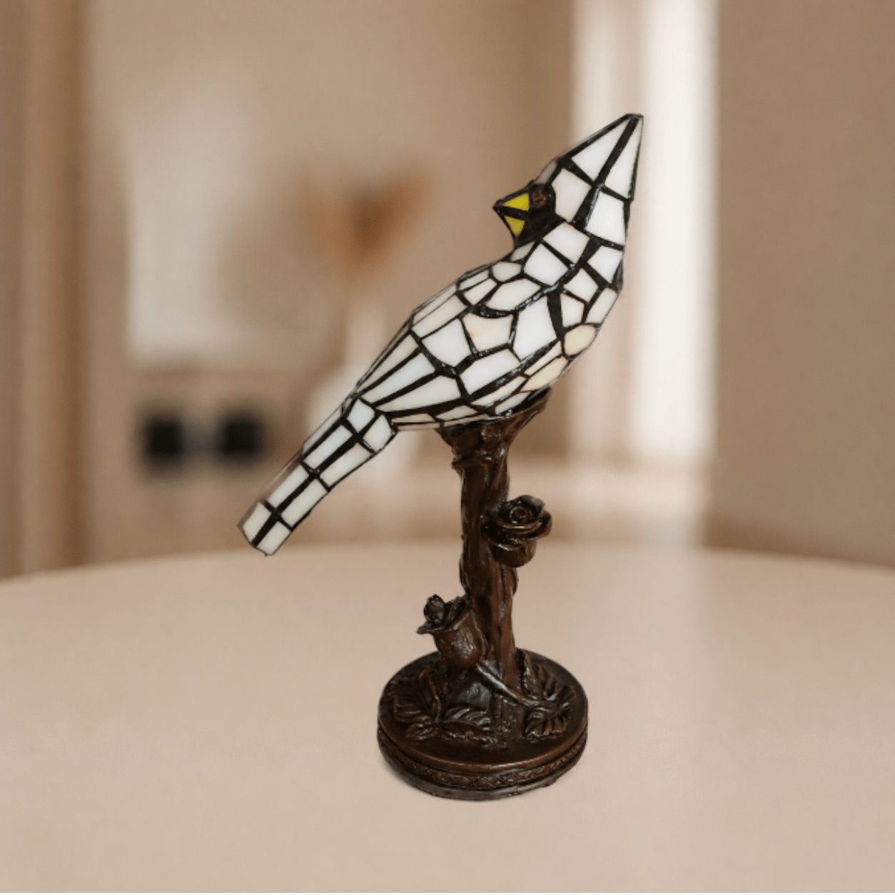Tiffany vogellamp met beigekleurige glas-in-loodveren en decoratieve boomtakvoet