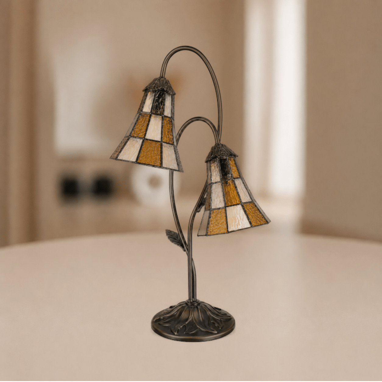 Tiffany tafellamp met twee lelievormige glas-in-loodkappen en florale stelen
