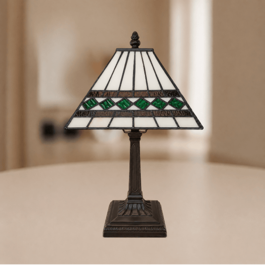 Tiffany tafellamp met piramidevormige beigekleurige en groenkleurige glas-in-loodkap en vierkante voet