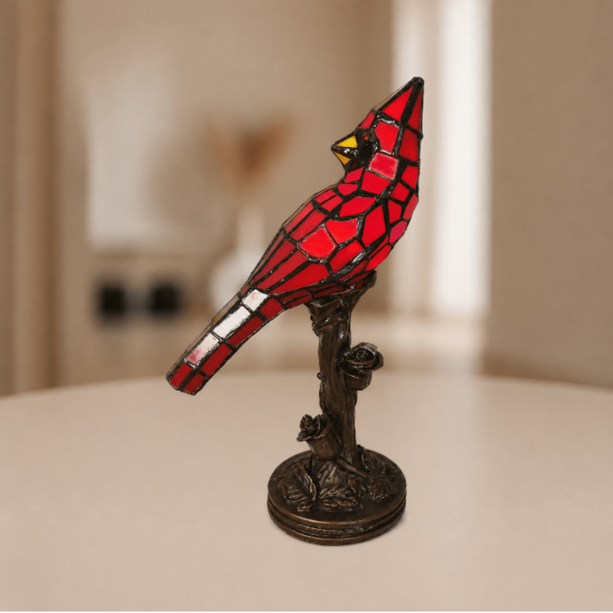 Tiffany kardinaalvogellamp met roodkleurige glas-in-loodveren en boomtakvoet