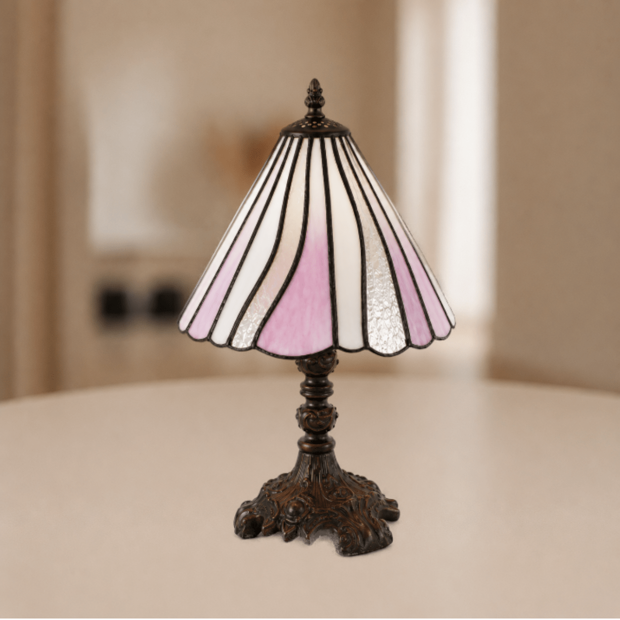Tiffany tafellamp met rozekleurige, beigekleurige en witkleurige glas-in-loodkap en golvende onderrand