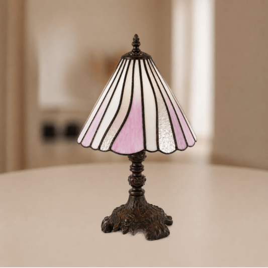Tiffany tafellamp met rozekleurige, beigekleurige en witkleurige glas-in-loodkap en golvende onderrand