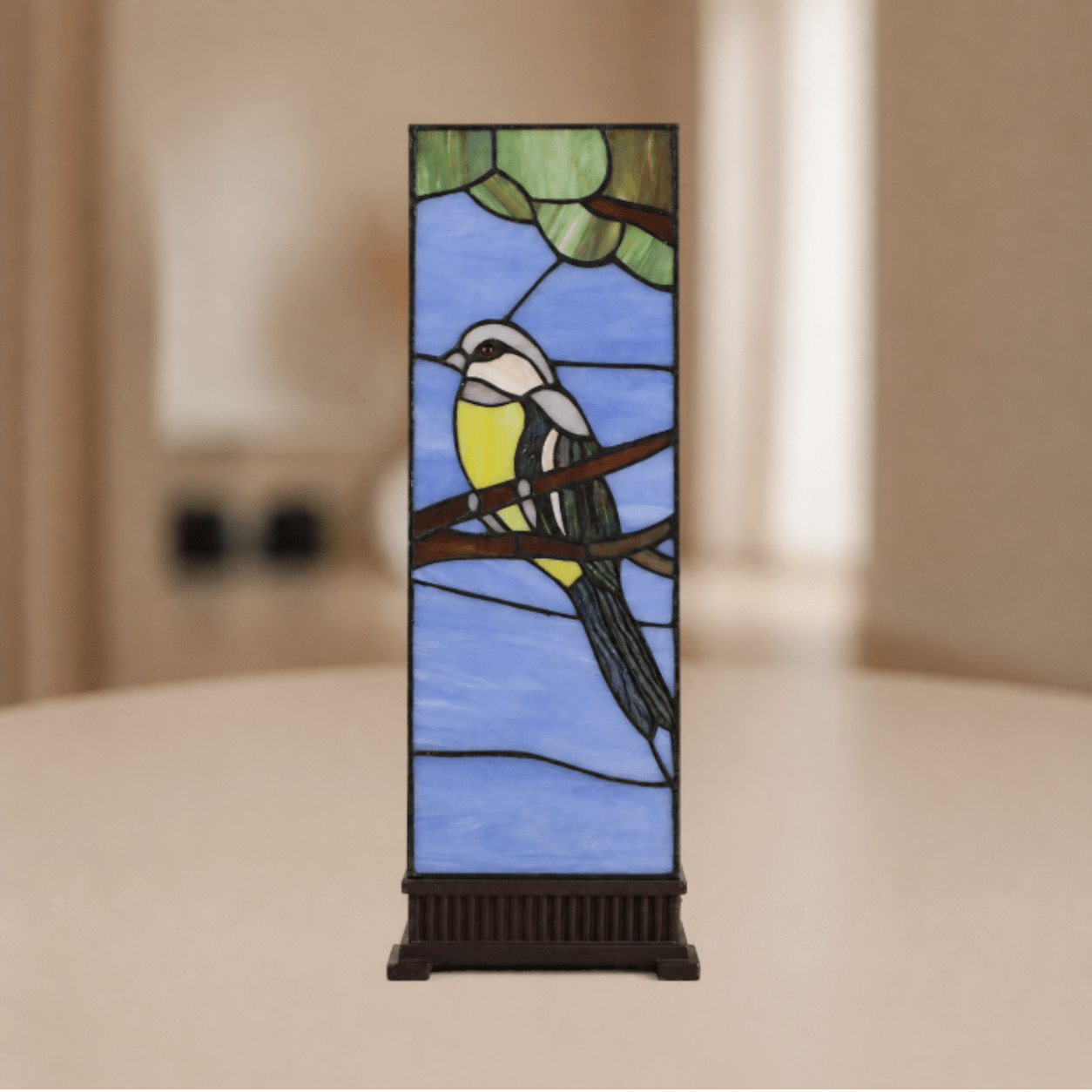 Tiffany vogellamp als verticaal glas-in-loodpaneel met blauwkleurig en groenkleurig vogelmotief