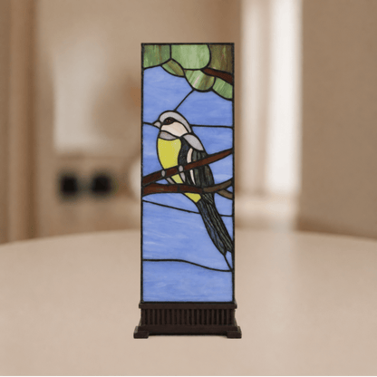 Tiffany vogellamp als verticaal glas-in-loodpaneel met blauwkleurig en groenkleurig vogelmotief