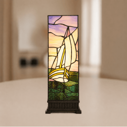 Tiffany zeilbootlamp als verticaal glas-in-loodpaneel met maritiem motief