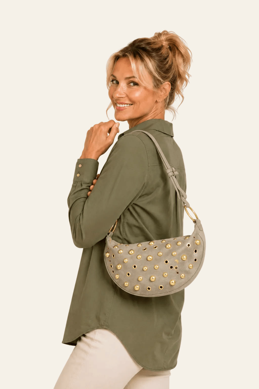 Trendy grijze schoudertas met goudkleurige studs