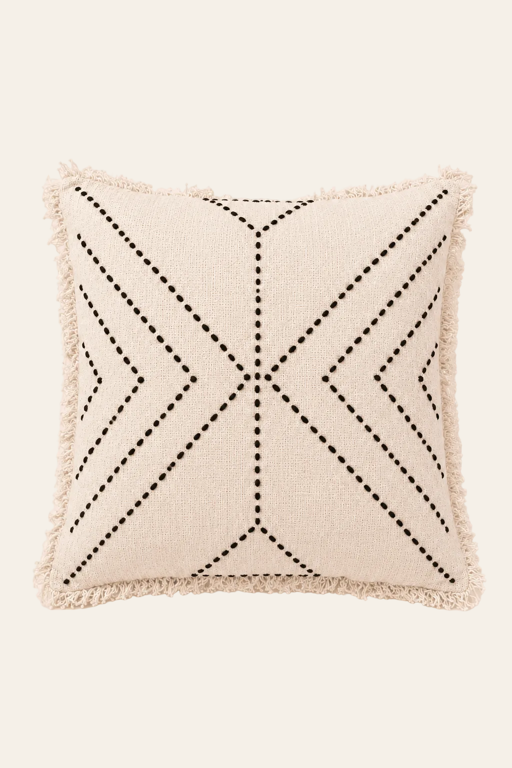 Tribal kussenhoes in naturelkleur met zwartkleurig geometrisch patroon 50 × 50 cm, met aandacht voor materiaal, structuur en proportie.