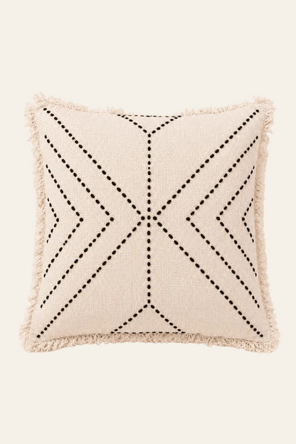 Tribal kussenhoes in naturelkleur met zwartkleurig geometrisch patroon 50 × 50 cm, met aandacht voor materiaal, structuur en proportie.