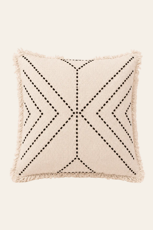 Tribal kussenhoes in naturelkleur met zwartkleurig geometrisch patroon 50 × 50 cm, met aandacht voor materiaal, structuur en proportie.
