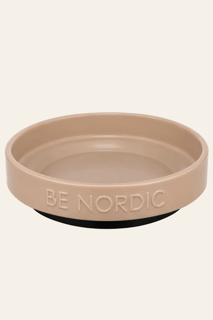 Trixie Be Nordic lage keramische kattenvoerbak in taupe met verhoogde rand, zwarte rubberen antislipring en inhoud van 300ml op witte achtergrond.