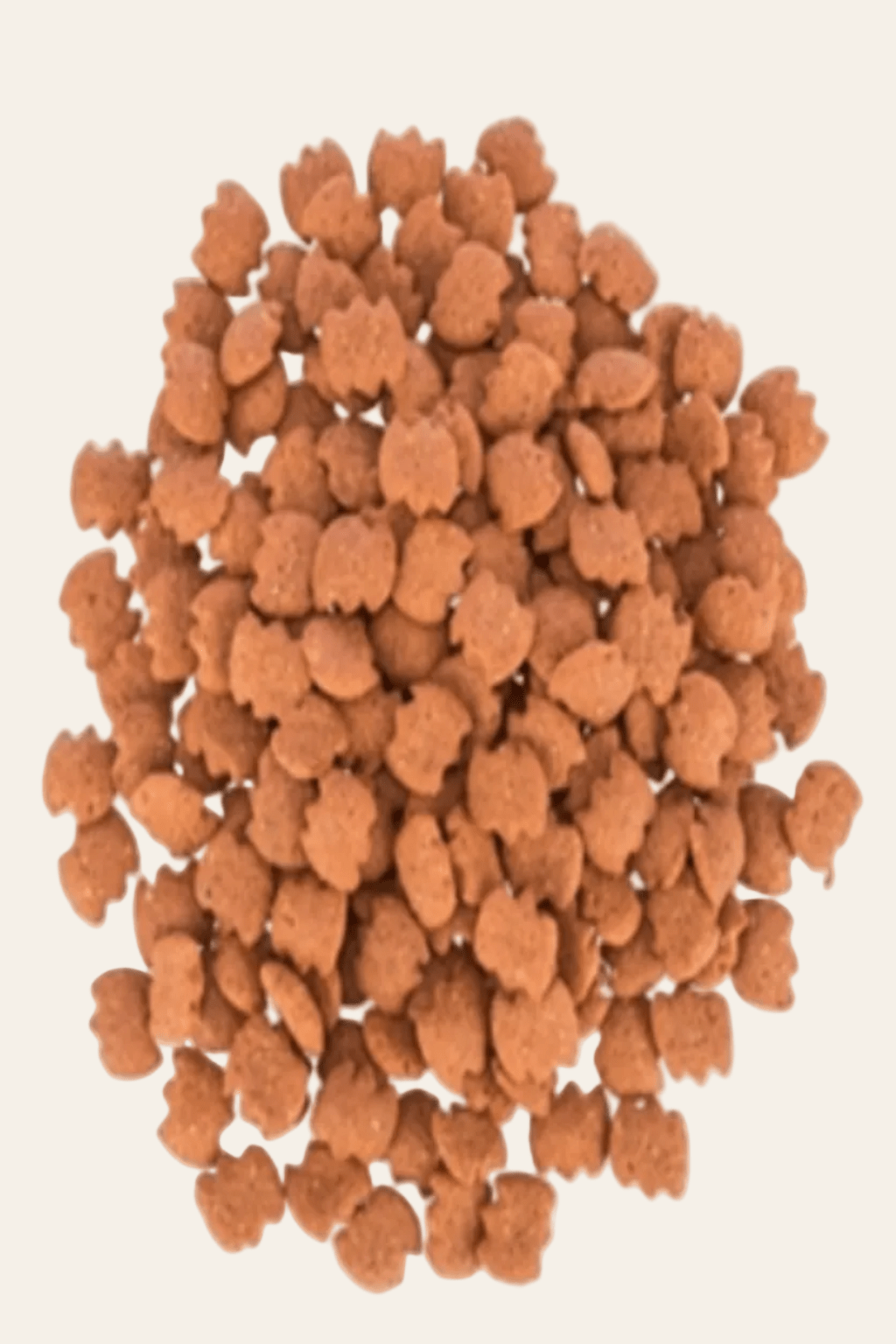 Trixie Denta Fun Dentinos kattensnacks met vitaminen, blauwe verpakking van 50 gram met kleine bruine hapjes op beige achtergrond.