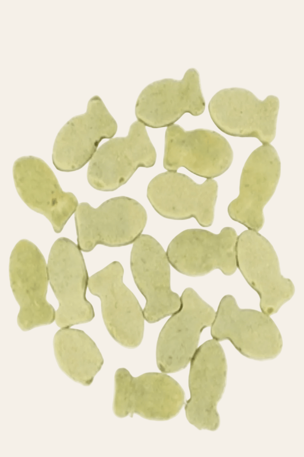 Trixie Premio Freeze Dried Fishies met kippenborst, groene verpakking van 20 gram met lichte visvormige kattensnacks op beige achtergrond.