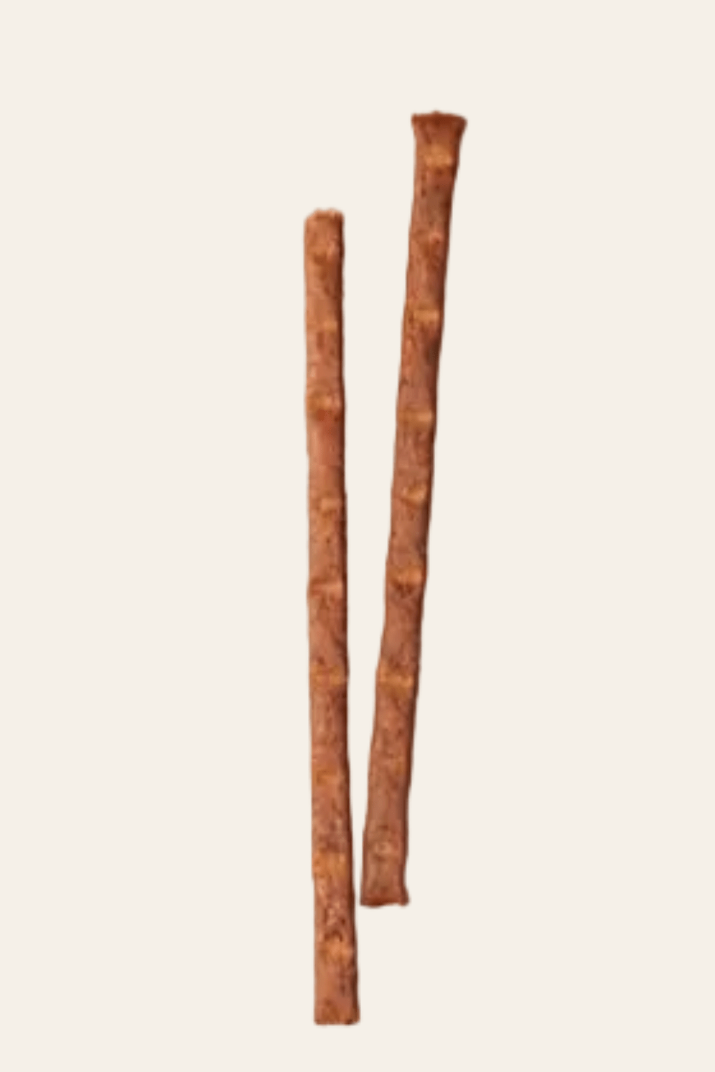 Trixie Premio Stick Quintett kattensnacks met gevogelte en lever, blauwe verpakking met vijf sticks van 5 gram op beige achtergrond.