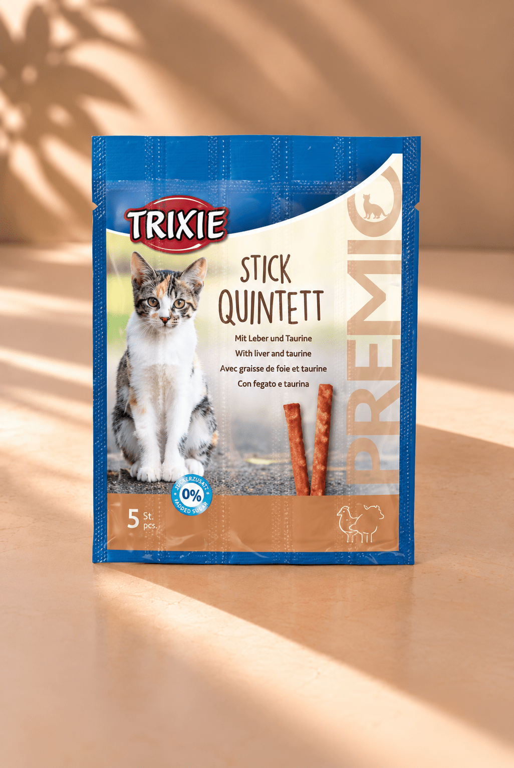 Trixie Premio Stick Quintett kattensnacks met gevogelte en lever, blauwe verpakking met vijf sticks van 5 gram op beige achtergrond.