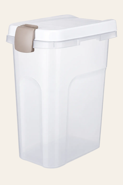 Trixie Voerton transparant wit 15 liter met luchtdicht afsluitbaar klapdeksel, kunststof behuizing en beige sluiting voor het bewaren van dierenvoeding.