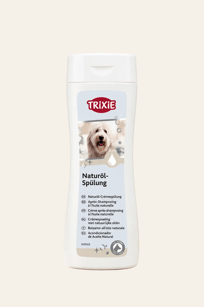 Trixie natuurlijke crèmespoeling voor honden met macadamia- en duindoornolie in witte flacon van 250 ml met hondenafbeelding.
