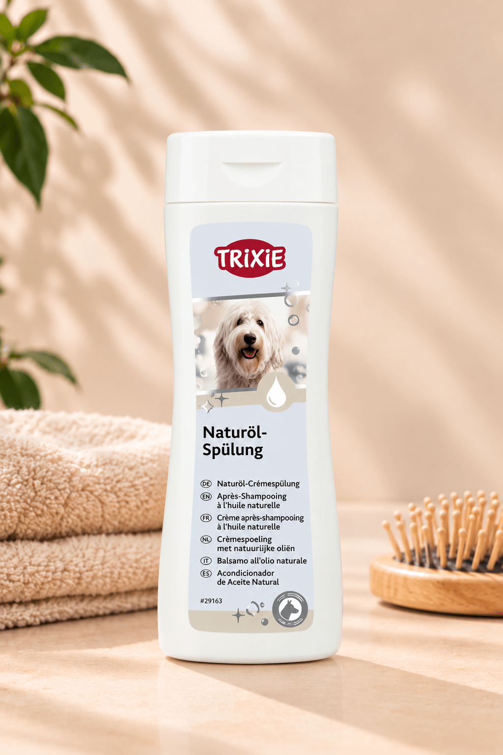 Witte Trixie crèmespoeling van 250 ml met natuurlijke oliën op zachtbeige ondergrond, met handdoeken en houten hondenborstel.