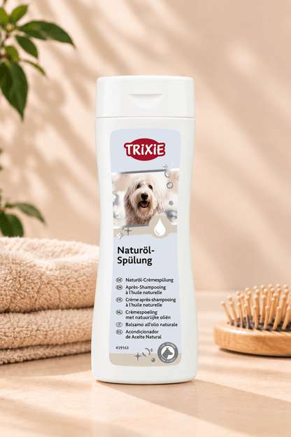 Witte Trixie crèmespoeling van 250 ml met natuurlijke oliën op zachtbeige ondergrond, met handdoeken en houten hondenborstel.