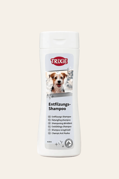 Trixie ontwittingsshampoo voor langharige honden in witte flacon van 250 ml met afbeelding van een hond en grijs etiket.
