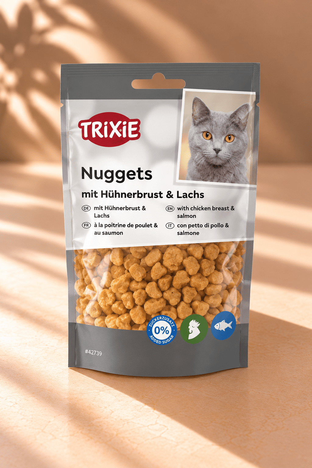 Trixie nuggets met kippenborst en zalm, grijs-witte verpakking met kattenfoto en zichtbare krokante snacks van 50 gram.