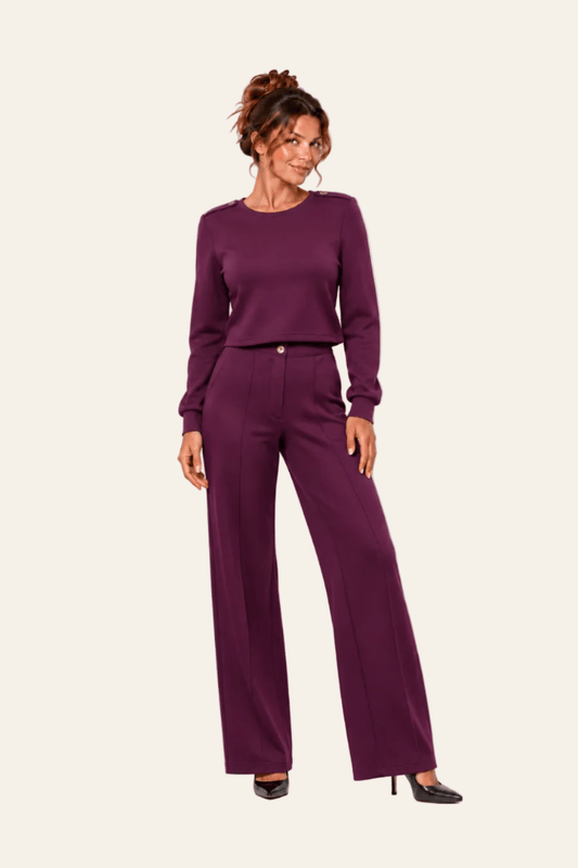 Vooraanzicht van violet LMB Boutique tweedelig damespak met sweater en bijpassende broek.