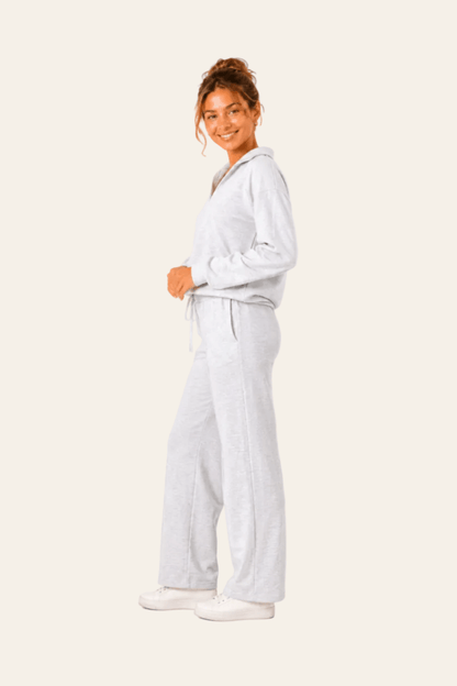 Two-piece women's set with polo collar and wide-leg trousers