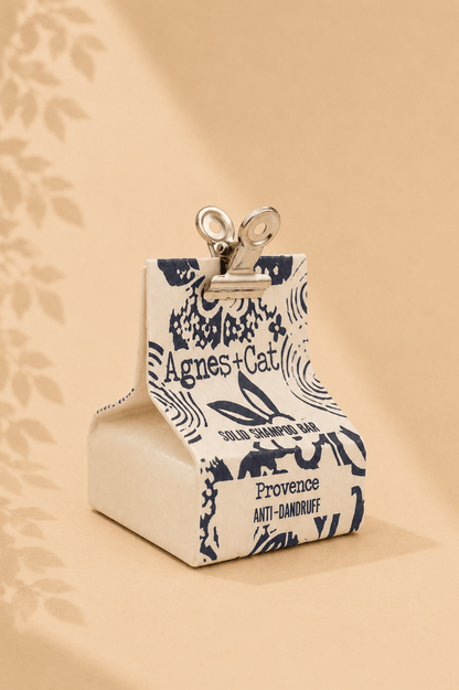 Vaste shampoobar met Provençaalse geur in een wit verpakking met donker blauw opschrift