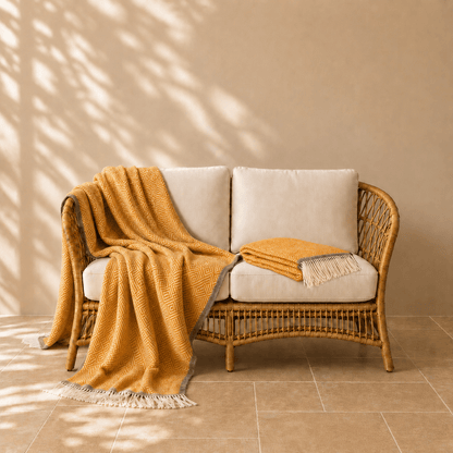 Venezia wollen plaid in okergeelkleur 140 × 200 cm, met aandacht voor materiaal, structuur en proportie.