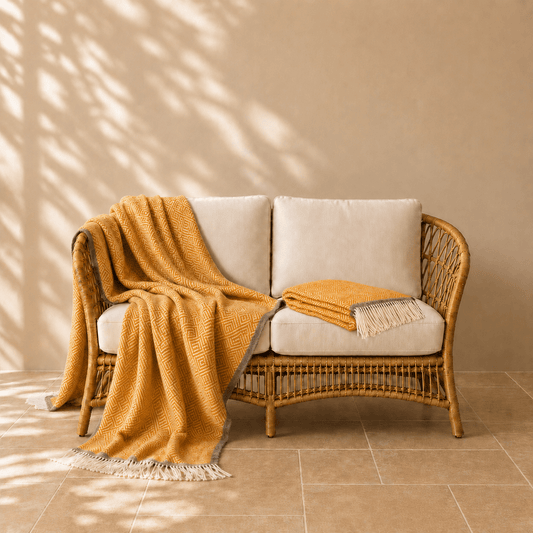 Venezia wollen plaid in okergeelkleur 140 × 200 cm, met aandacht voor materiaal, structuur en proportie.