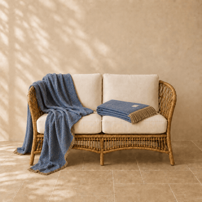 Venezia Sky wollen plaid in blauwgrijskleur 140 × 200 cm, met aandacht voor materiaal, structuur en proportie.