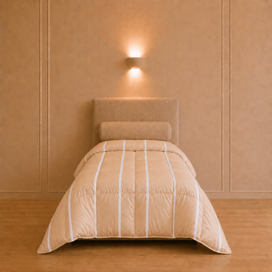 Licht wit beige verkoelend dekbed van 140 × 200 cm op een eenpersoonsbed in een warme slaapkamer