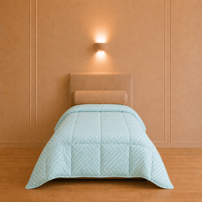 Licht verkoelend dekbed in aqua van 140 × 200 cm op een eenpersoonsbed in een warme slaapkamer