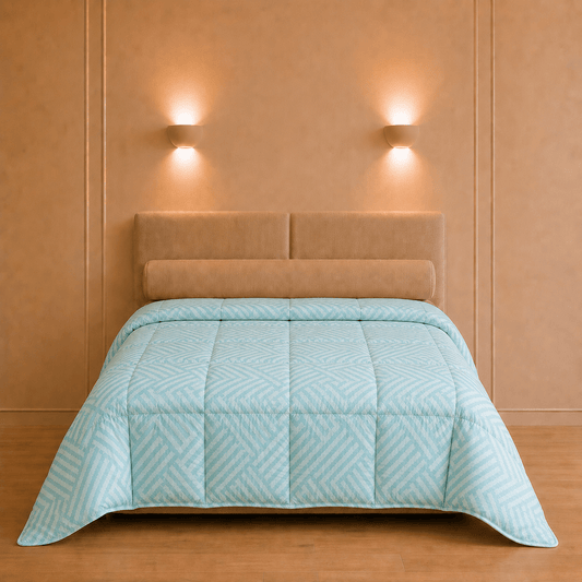 Extra ruim verkoelend dekbed in aqua van 240 × 200 cm op een tweepersoonsbed in een warme slaapkamer