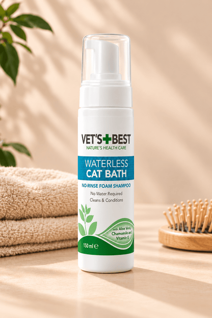 Witte Vet's Best droogshampoo voor katten 150 ml op lichtbeige ondergrond naast zachte handdoeken en houten verzorgingsborstel.