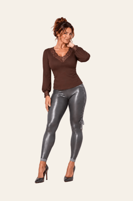 Vooraanzicht van LMB Boutique viscose blouse met kanten V-hals en kanten manchetten.