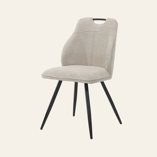 Adele eetkamerstoel in naturelkleur, vooraanzicht met ergonomisch gevormde zitting voor optimaal zitcomfort.
