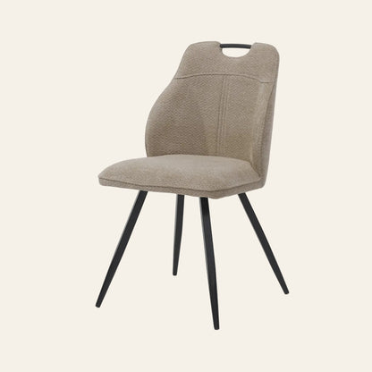 Adele eetkamerstoel in taupekleur, vooraanzicht met ergonomisch gevormde zitting voor optimaal zitcomfort.