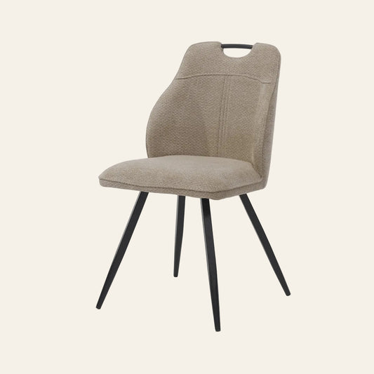 Adele eetkamerstoel in taupekleur, vooraanzicht met ergonomisch gevormde zitting voor optimaal zitcomfort.