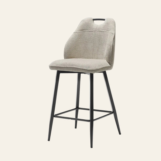 Adele barkruk in naturelkleur, vooraanzicht met ergonomisch gevormde zitting.