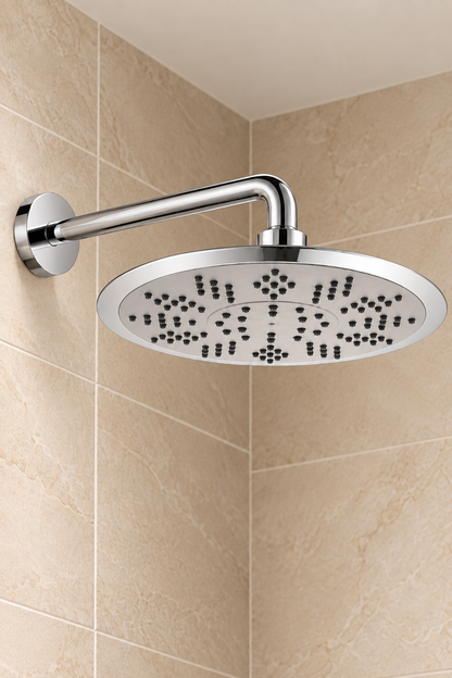 Waterbesparende ronde regendouche Ø 20 cm in chroom met luchtbijmenging en wandgemonteerde douchearm in beige badkamer