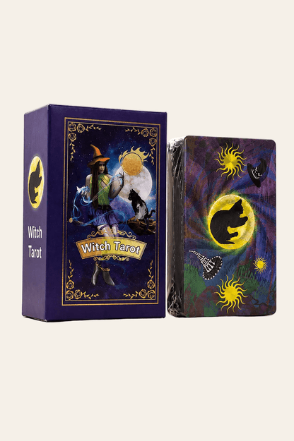 Witch Tarot kaartenset met paarse folie en gids op een licht beige achtergrond als productfoto