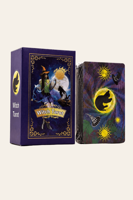 Witch Tarot kaartenset met paarse folie en gids op een licht beige achtergrond als productfoto