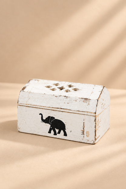 Witgewassen houten wierookdoosje van 8 cm met zwart olifantmotief en gesloten deksel op warme beige achtergrond